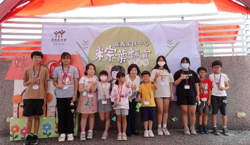 粽葉飄香傳溫情 攜手包粽慶端午 陳姿妏議長為兒童配戴香包
