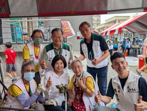 粽葉飄香傳溫情 攜手包粽慶端午 陳姿妏議長為兒童配戴香包