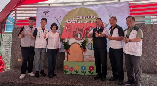 粽葉飄香傳溫情 攜手包粽慶端午 陳姿妏議長為兒童配戴香包