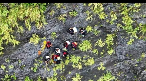 霧台鄉佳暮村迴旋谷附近溪水暴漲 9人受困獲