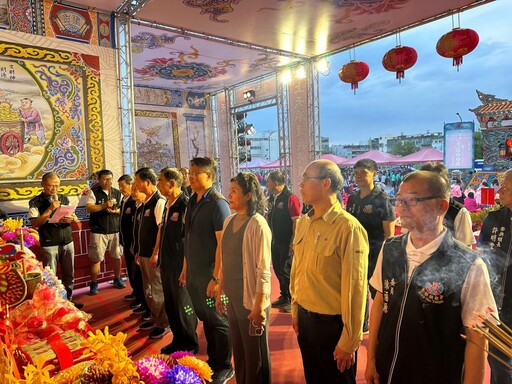 明華園總團結合立柱式煙火 閃亮麥寮社教園區夜晚