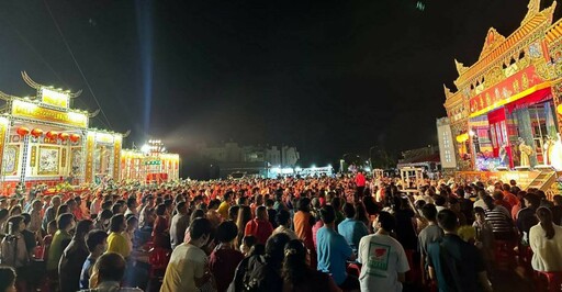明華園總團結合立柱式煙火 閃亮麥寮社教園區夜晚