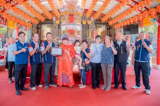 太保市第二屆成人禮儀式 鄭淑分市長為青年「加冠」