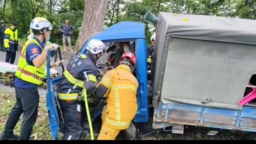 小貨車自撞路樹 協助受困人員脫困案