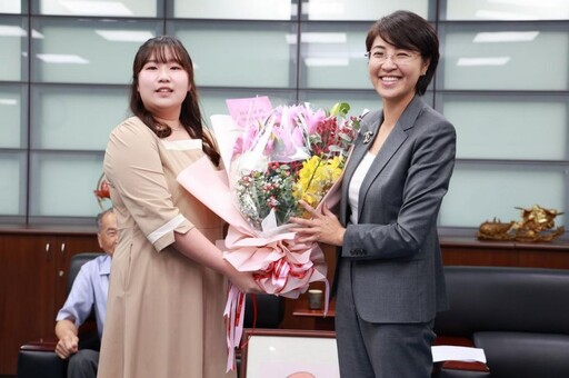 獲五所國立大學音樂系長笛榜首 縣長接見年輕音樂家李盈箴