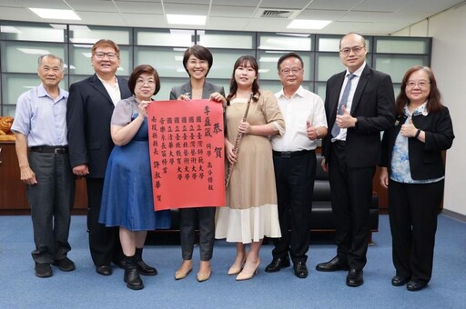 獲五所國立大學音樂系長笛榜首 縣長接見年輕音樂家李盈箴