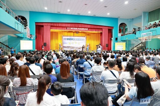 南投縣長許淑華親頒「縣長獎」 420位同學歡喜領獎