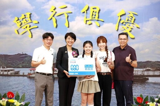 南投縣長許淑華親頒「縣長獎」 420位同學歡喜領獎