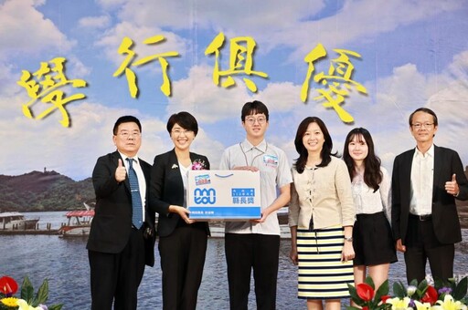 南投縣長許淑華親頒「縣長獎」 420位同學歡喜領獎