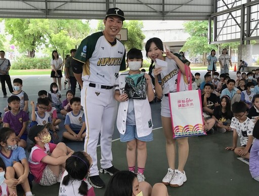 高市學生50元看球優惠圓滿落幕 台鋼雄鷹球員與啦啦隊進校園嗨翻全場