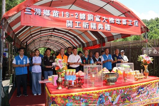 三灣銅富大橋橋墩裸露嚴重 縣長為改善工程焚香祝禱順利平安