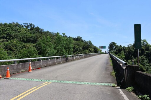 三灣銅富大橋橋墩裸露嚴重 縣長為改善工程焚香祝禱順利平安