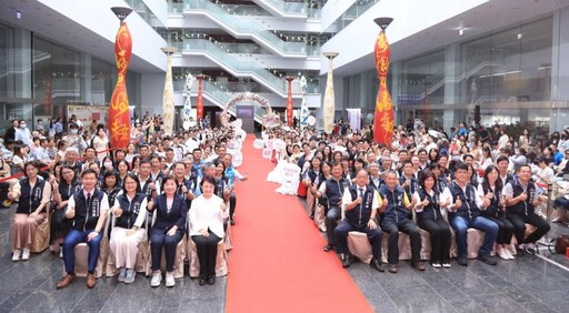 幸福巴士啟航!中市50對新人浪漫完婚 盧秀燕擔任主婚人