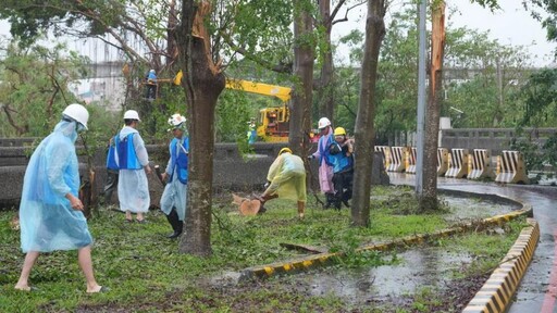 致敬風雨中最溫暖力量!黃敏惠市長慰勉第一線工程、清潔隊員