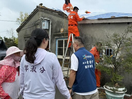太保市攜手企業力量 覆蓋災民屋頂帆布應急