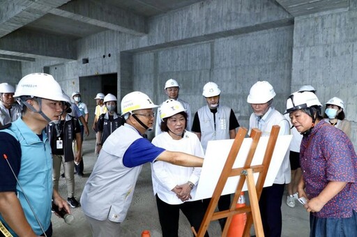 黃敏惠視察西區區政大樓工程進度 整合多功能空間