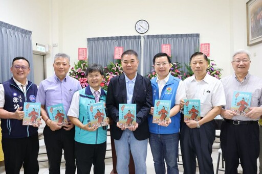 鍾東錦恭賀鍾道明臺灣鍾姓漫談新書發表