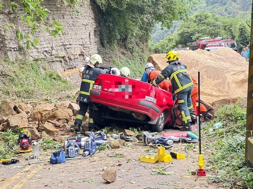 苗栗泰安落石砸車事故 警消救援駕駛、乘客已無生命跡象