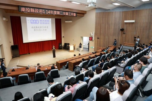 南投縣府員工月會 許淑華頒獎表揚模範公務員
