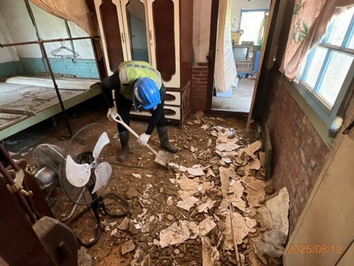 公路局攜手地方協助受災民眾 拆除風災殘破瓦片
