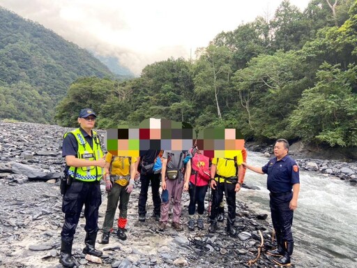 南投縣武界警方冒險涉溪救援 6名山友平安脫困