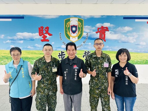嘉義縣籍入營役男 翁章梁帶鄉鎮市長探視 致贈慰問金