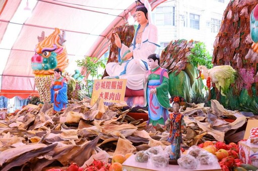 諸羅城隍中元祭登場!總值1500萬元「錢進諸羅 千萬城門」吸引民眾駐足觀賞
