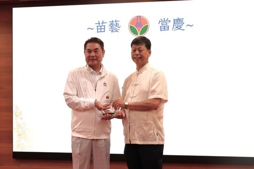 榮獲日本特別賞三連霸!鍾東錦頒獎表揚書法名家黃太平