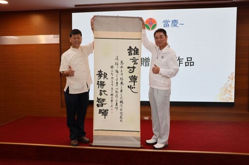 榮獲日本特別賞三連霸!鍾東錦頒獎表揚書法名家黃太平