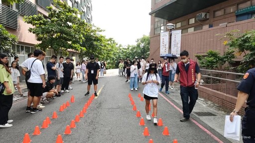 高雄市區監理所交通安全月前進校園 大學生交安領航營體驗