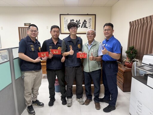 歡慶中秋節 布袋警友辦事處致贈禮券 慰勉警察同仁執勤辛勞