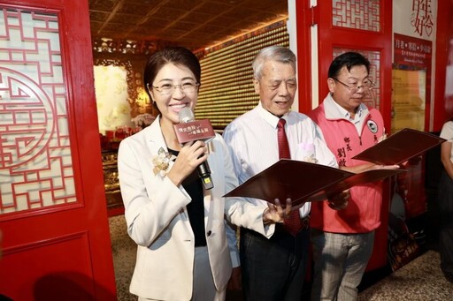 南投集團婚禮 許淑華贈送土地公金戒指祝福30對新人