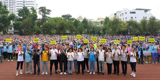 黃敏惠市長、陳姿妏議長為近3千位健走民眾送鼓勵 健康樂活齊+1