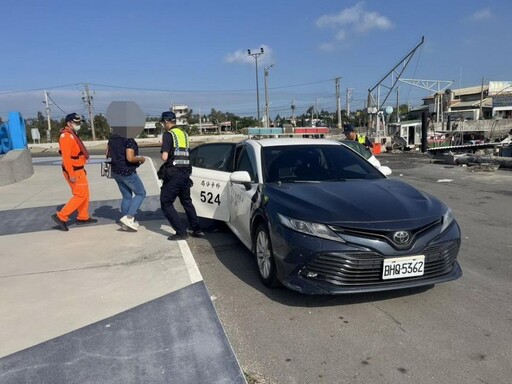 海巡出港查驗比對揭露通緝身分 東石安檢所假日精準攔查