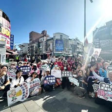 公路局及高雄區監理所攜手代言人沈文程 快閃宣導高齡換照新制