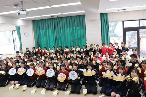高雄見│旗山香蕉送京都橘高校「橘色惡魔」，讓學生感受高雄溫暖！