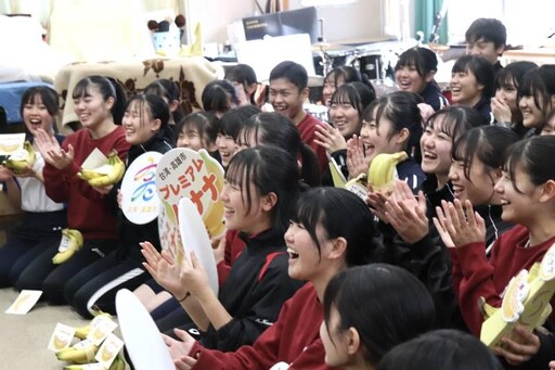高雄見│旗山香蕉送京都橘高校「橘色惡魔」，讓學生感受高雄溫暖！