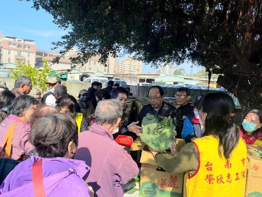 臺南榮欣志工隊愛心不落人後 響應小東里義賣 千顆高麗菜銷售一空