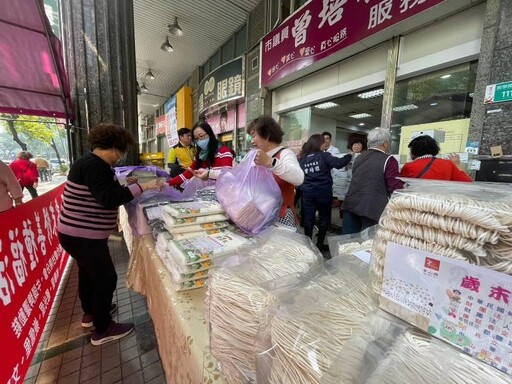 台南市議員曾培雅結合婦聯會、善心團體歲末修繕種福捐物資
