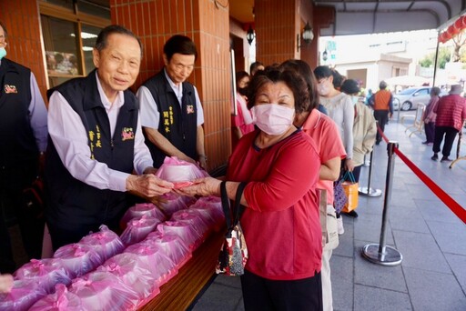 萬和宮今天植斗法會莊嚴熱鬧 信眾虔誠參拜歡喜分享福圓及夀麵