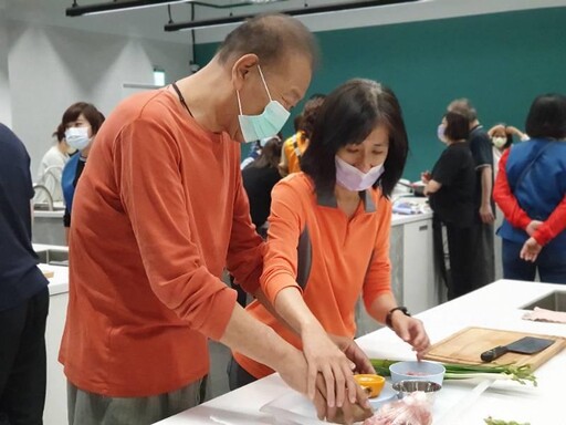 聲動時刻in圖書館 南市圖邀請視障朋友動手烹飪、聽電影