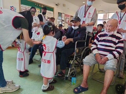 天使志工團蒞屏東榮家 關懷服務住民長輩