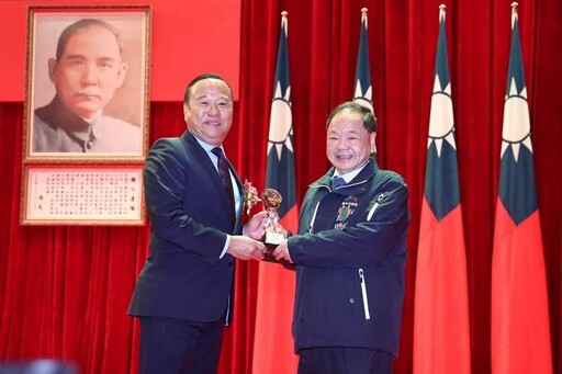 中市府連3年奪績優役政單位、民政局長吳世瑋獲頒「一星寶星」獎章