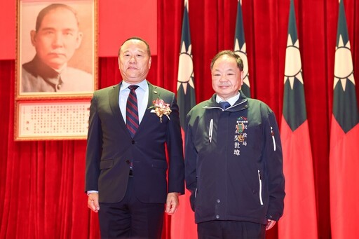 中市府連3年奪績優役政單位、民政局長吳世瑋獲頒「一星寶星」獎章