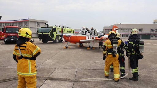 跨領域合作！高市消防於岡山空軍基地演練航空器搶救技巧