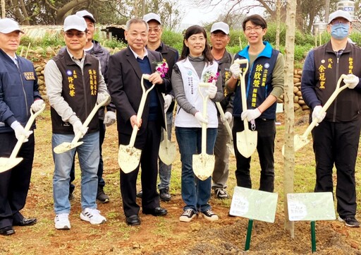 竹縣植樹活動公私協力一起集點樹! 竹北遠百等企業及近千民眾種植台灣原生植物
