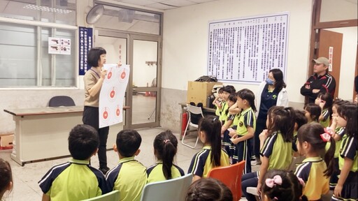 認真聽、認真玩、長知識 幼兒園萌娃參訪竹縣警局歡度兒童節