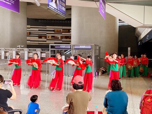 高鐵新竹站歡慶母親節 客家媽咪「藝」起來跳舞