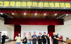 台南市市議員蔡麗青媒合台灣戲曲學院校園巡演，學童戲劇初體驗