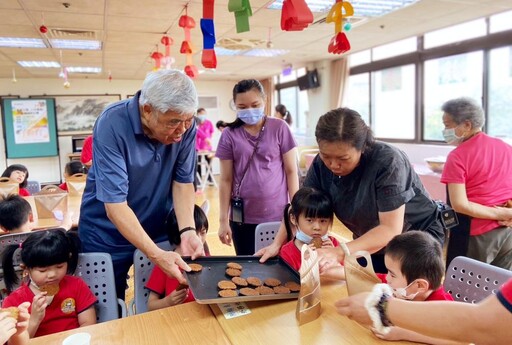 大手牽小手、代間學習趣 八德榮家烘焙成果展攜手萌娃體驗手工餅乾趣